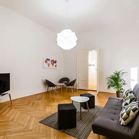 Square Apartment *